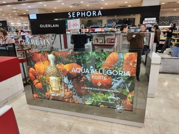 Isla de perfumería en centro comercial